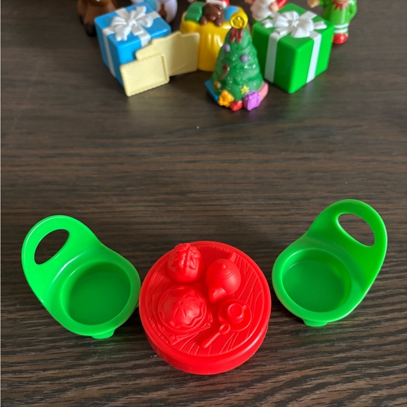 Fisher-Price Little People Holiday Figure Playset 🎅🏻🤶🏼 🦌🎄⛄️🎁 - Picture 10 of 10